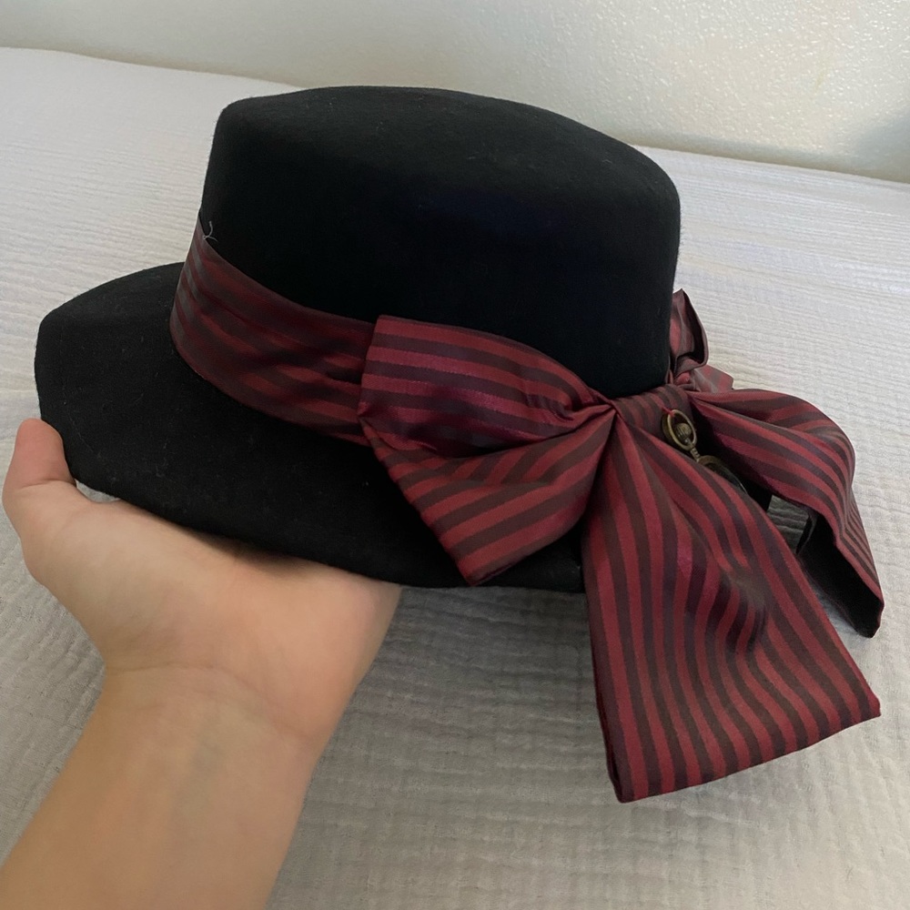 Gothic Lolita hats with big red ribbon (check closet for other hats :D)